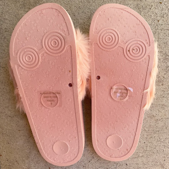 🎉3X HP🎉 Pink Faux Fur Slides Sandals - Picture 5 of 6